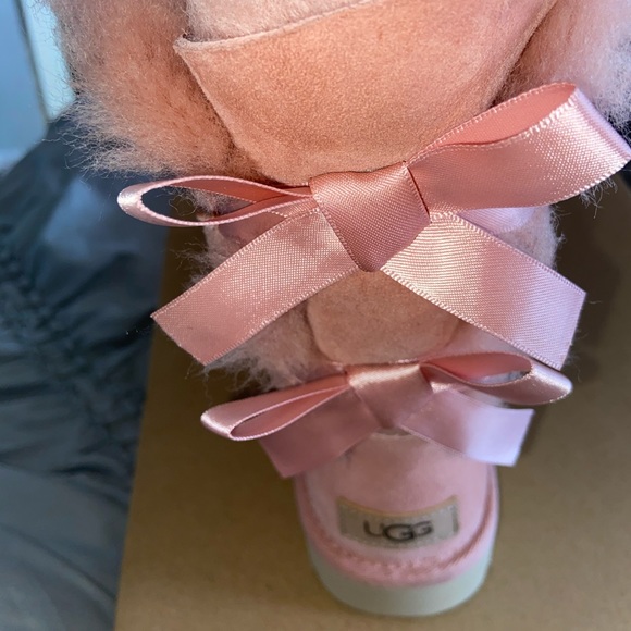 UGGS - Picture 3 of 4
